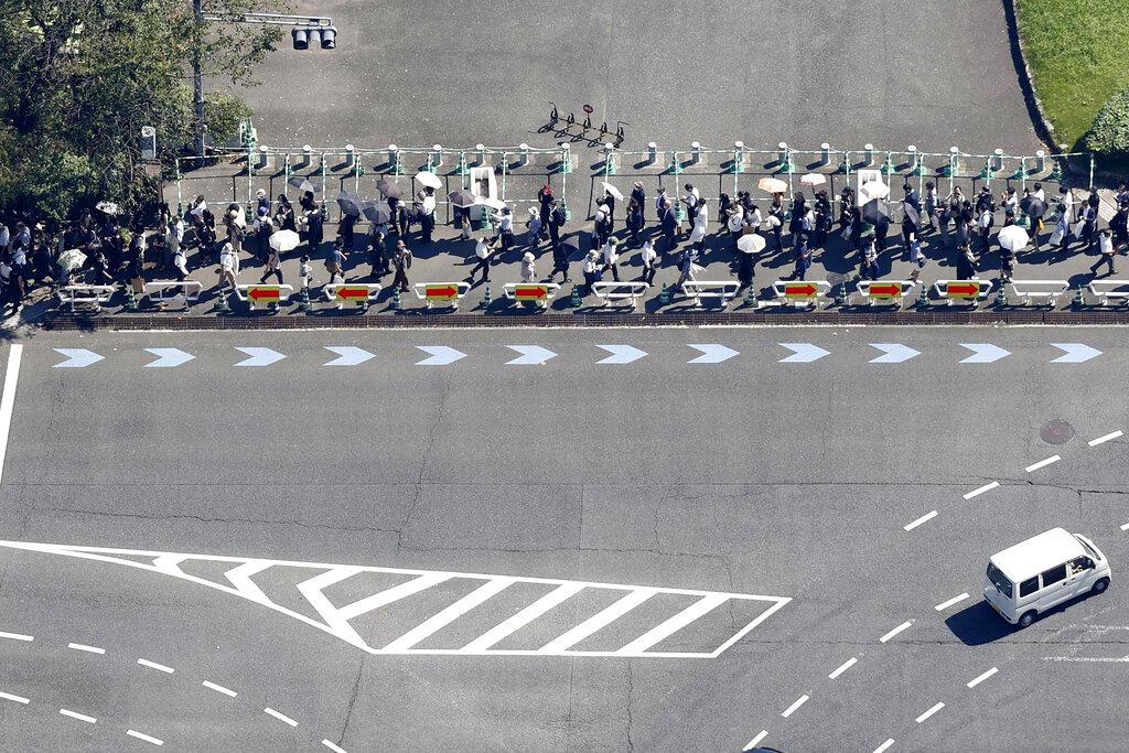 民眾耐心排隊。(美聯社)