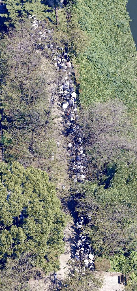 民眾耐心排隊。(美聯社)