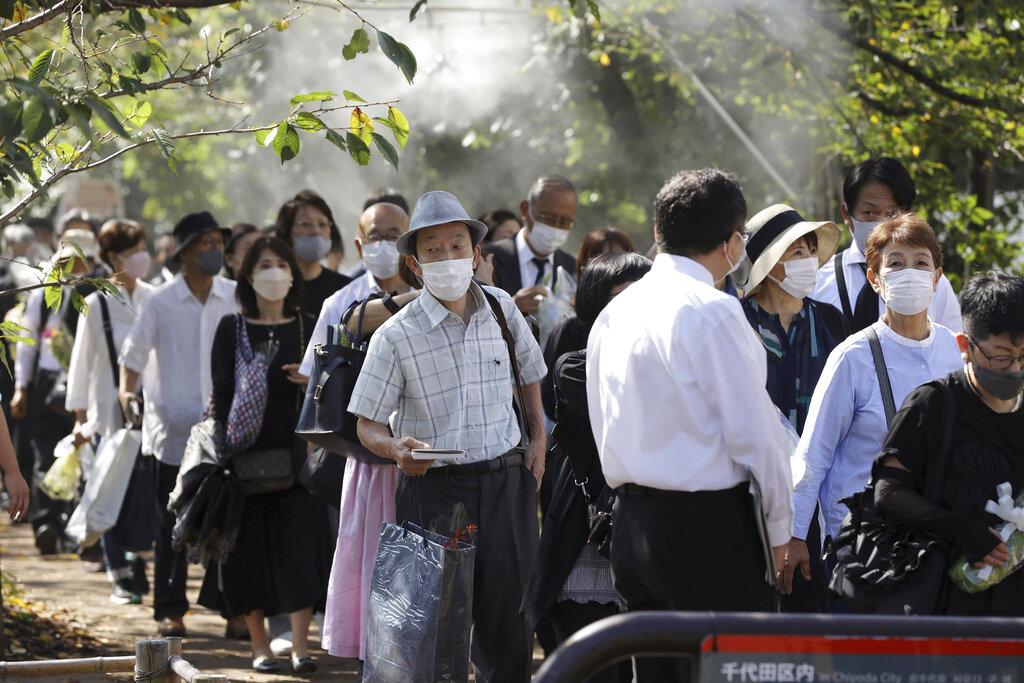 民眾耐心排隊。(美聯社)
