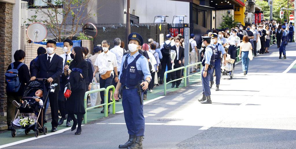 會場外出現長長人龍。(美聯社)
