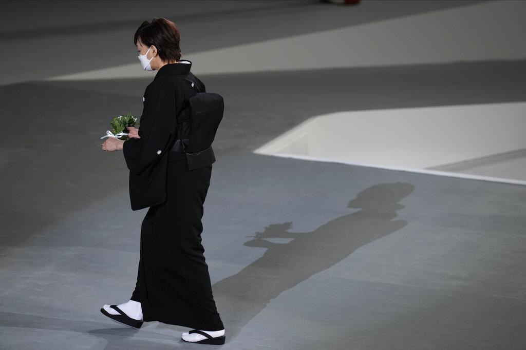 國葬上,安倍昭惠向亡夫遺像獻花。(美聯社)