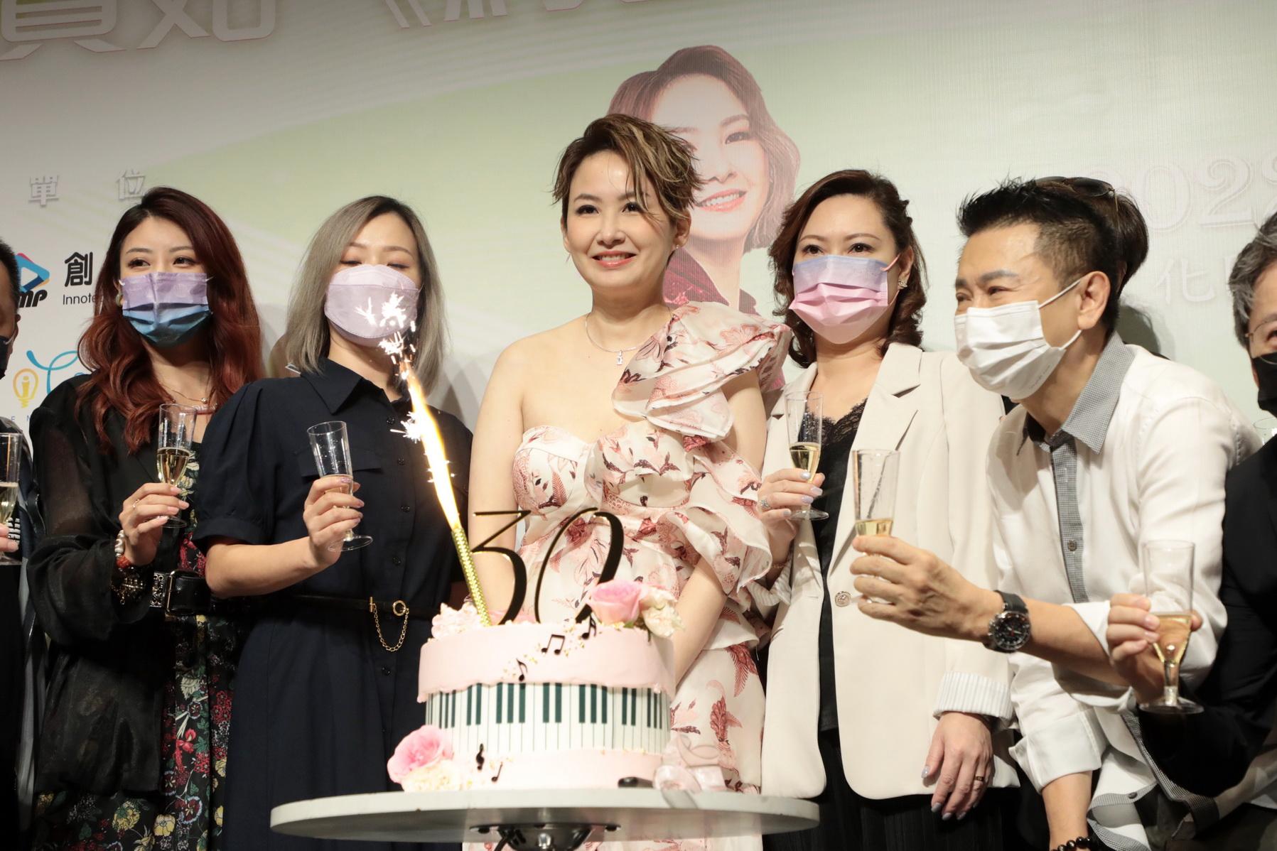 湯寶如獲工作人員送上蛋糕。