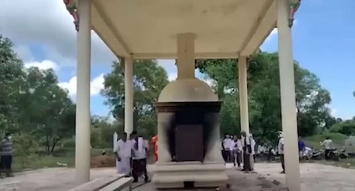 眾人繞行誦經。(互聯網)