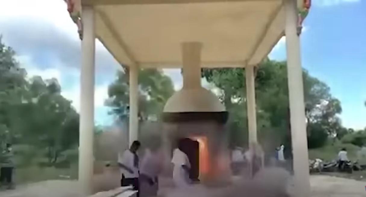 火化爐爆炸,金屬門飛出,擊中法師。(互聯網)