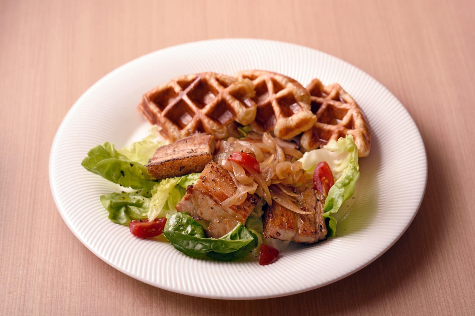 燒豬腩肉伴焦糖洋蔥烤窩夫牛角包