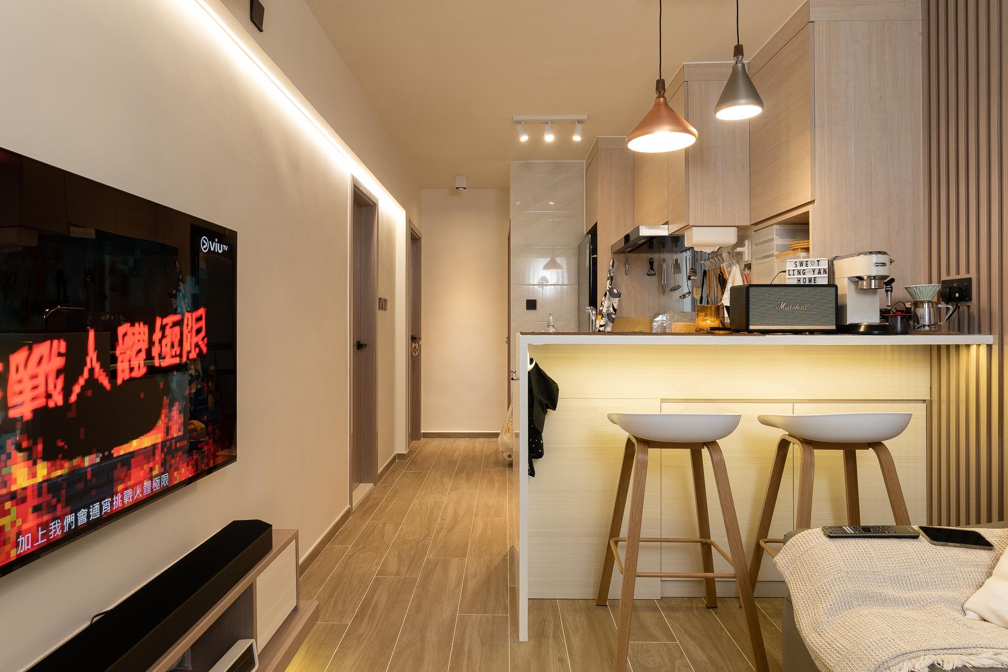 牆上髹白色油漆,地板用暖木色的木紋磚