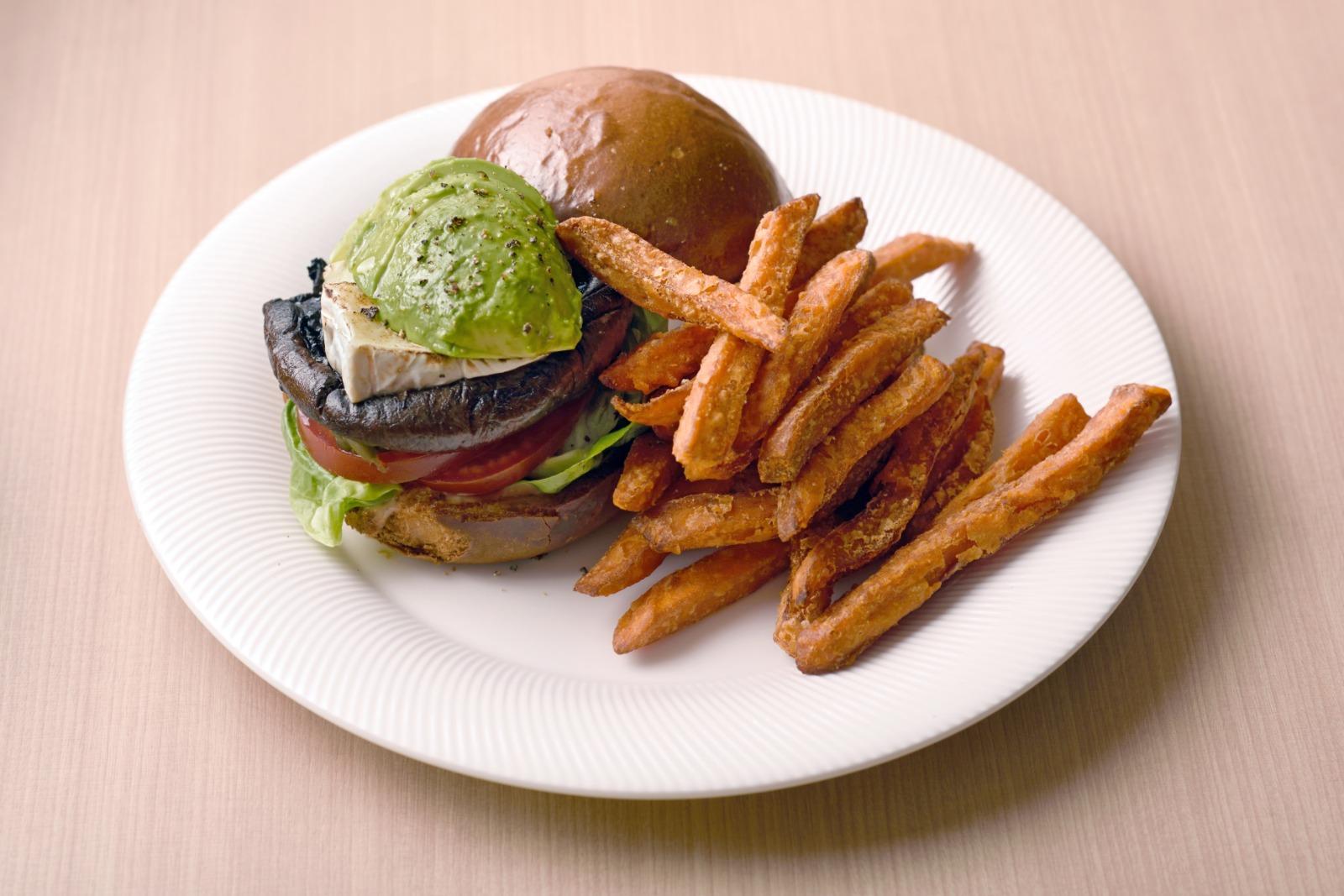 牛油果大啡菇布里芝士漢堡包配炸番薯條