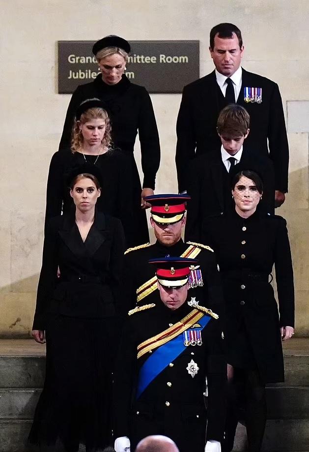 詹姆斯低頭跟隨堂兄堂姊。(路透社)