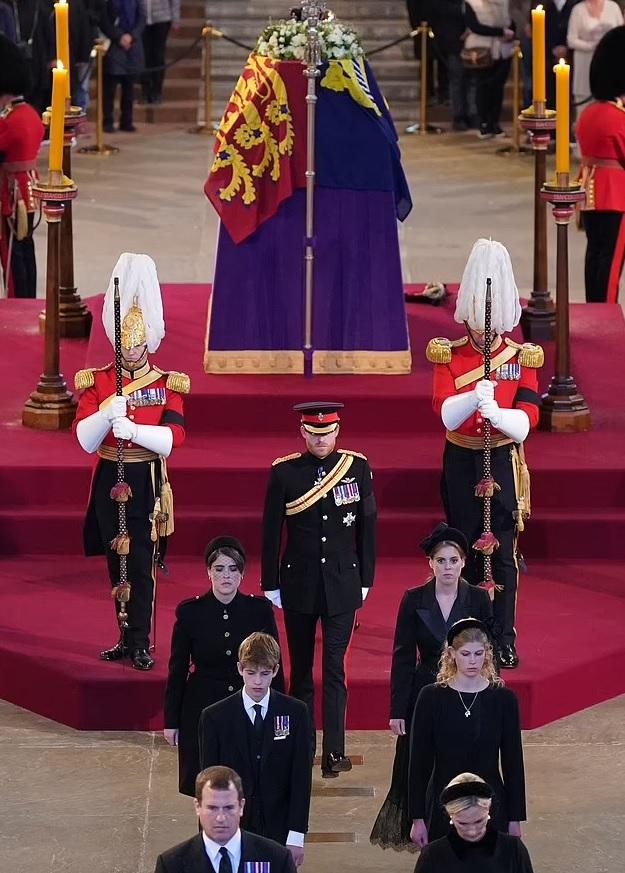 詹姆斯低頭跟隨堂兄堂姊。(互聯網)