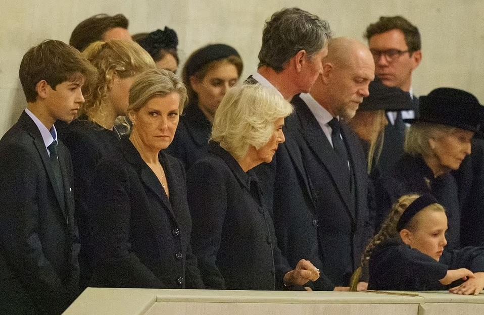 蘇菲(左2)陪同詹姆斯(左1)等候。(互聯網)