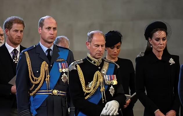 女王靈柩移至西敏廳,亨利與威廉夫婦及叔叔愛德華王子參與追思儀式。(資料圖片)