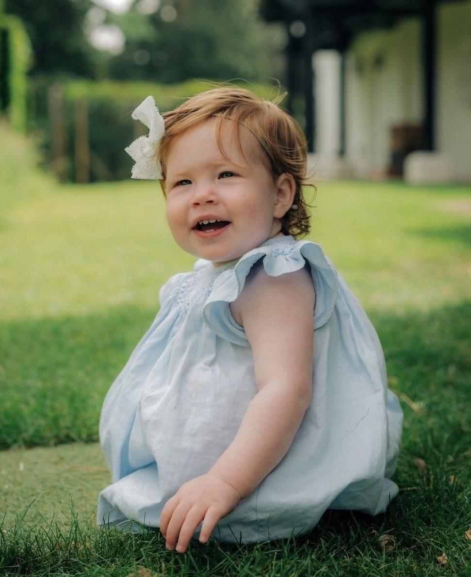 莉莉貝一歲生日時照片。(互聯網)