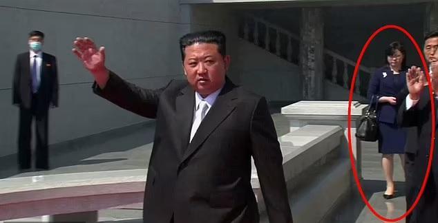 多個月前NK News已發現一名神秘女子出現在金正恩身旁,跟近月不斷現身的是相信是同一人。(互聯網)