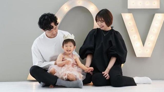 今日有報道指,篠田麻里子與老公會爭奪女兒的撫養權。