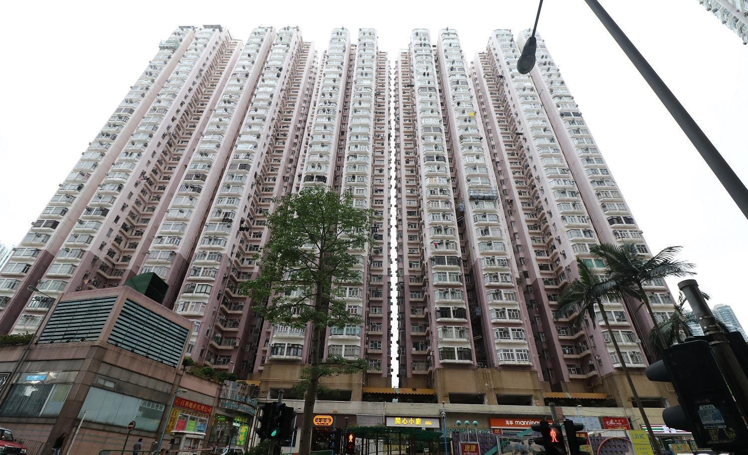 荃景圍一帶主打細單位,荃灣中心是該處其中一個熱門上車盤,而屋苑附近有不少食肆及商店,周邊配套完善。