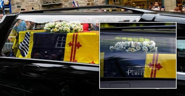 靈車從巴爾莫勒爾堡駛出時,車窗貼上殯儀公司的商標(小圖),到達愛丁堡時商標已移除。(互聯網)