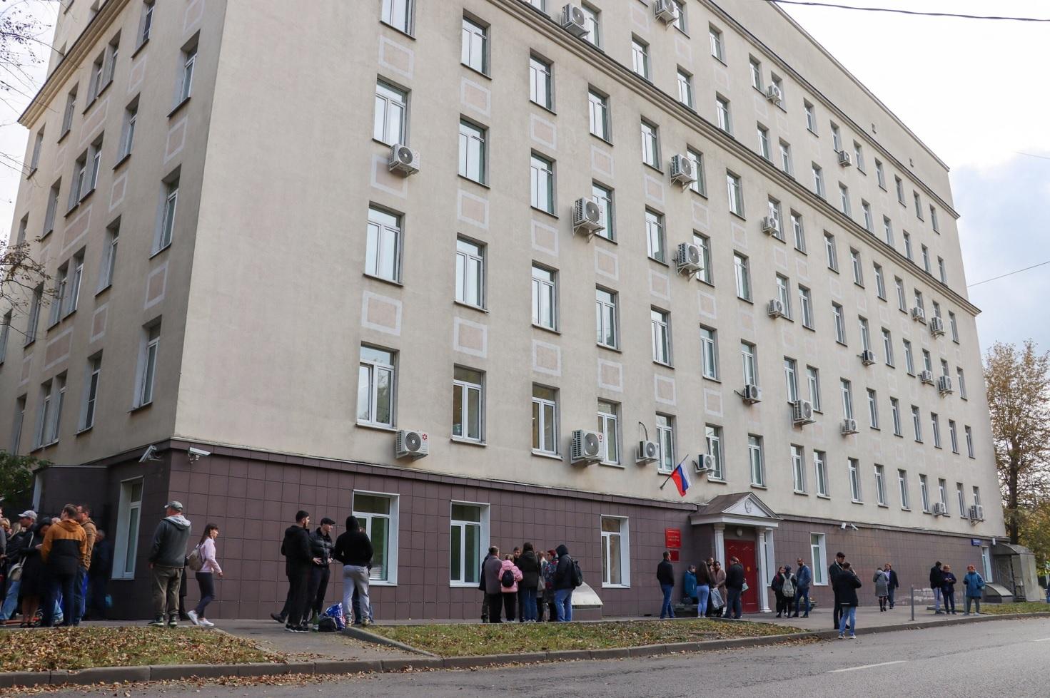 被徵召的後備役士兵聚集在莫斯科軍需處外。(路透社)