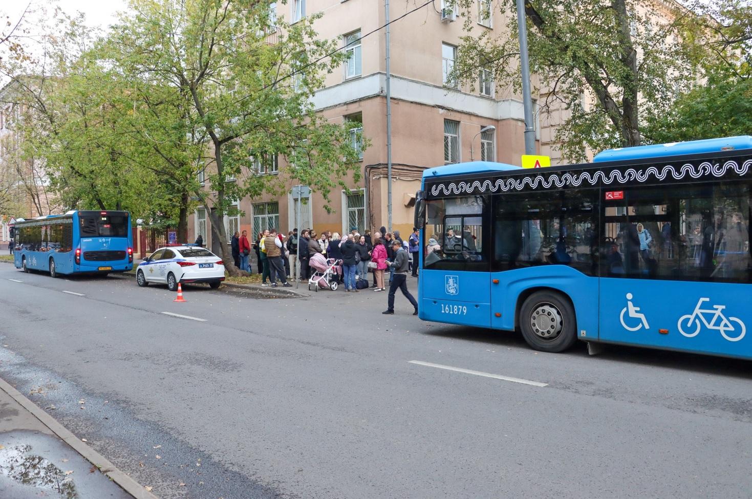 被徵召的後備役士兵聚集在莫斯科軍需處外。(路透社)