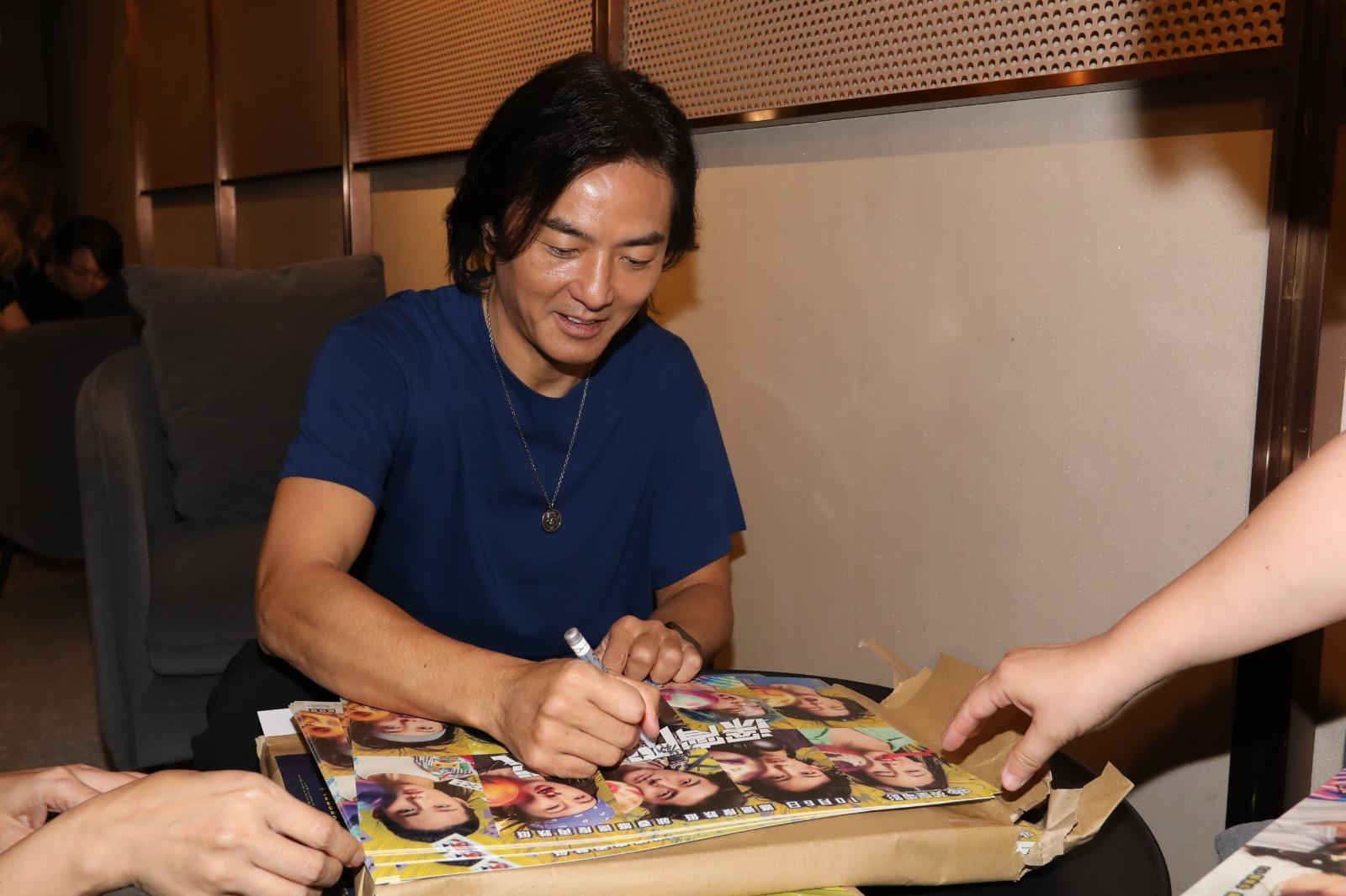 鄭伊健在入場前驚喜簽海報送給粉絲。