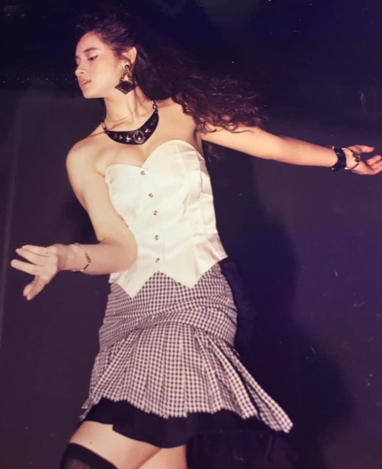 鄭艷麗生於越南,當年參加《1988銀河接力大賽》成為TVB藝員。