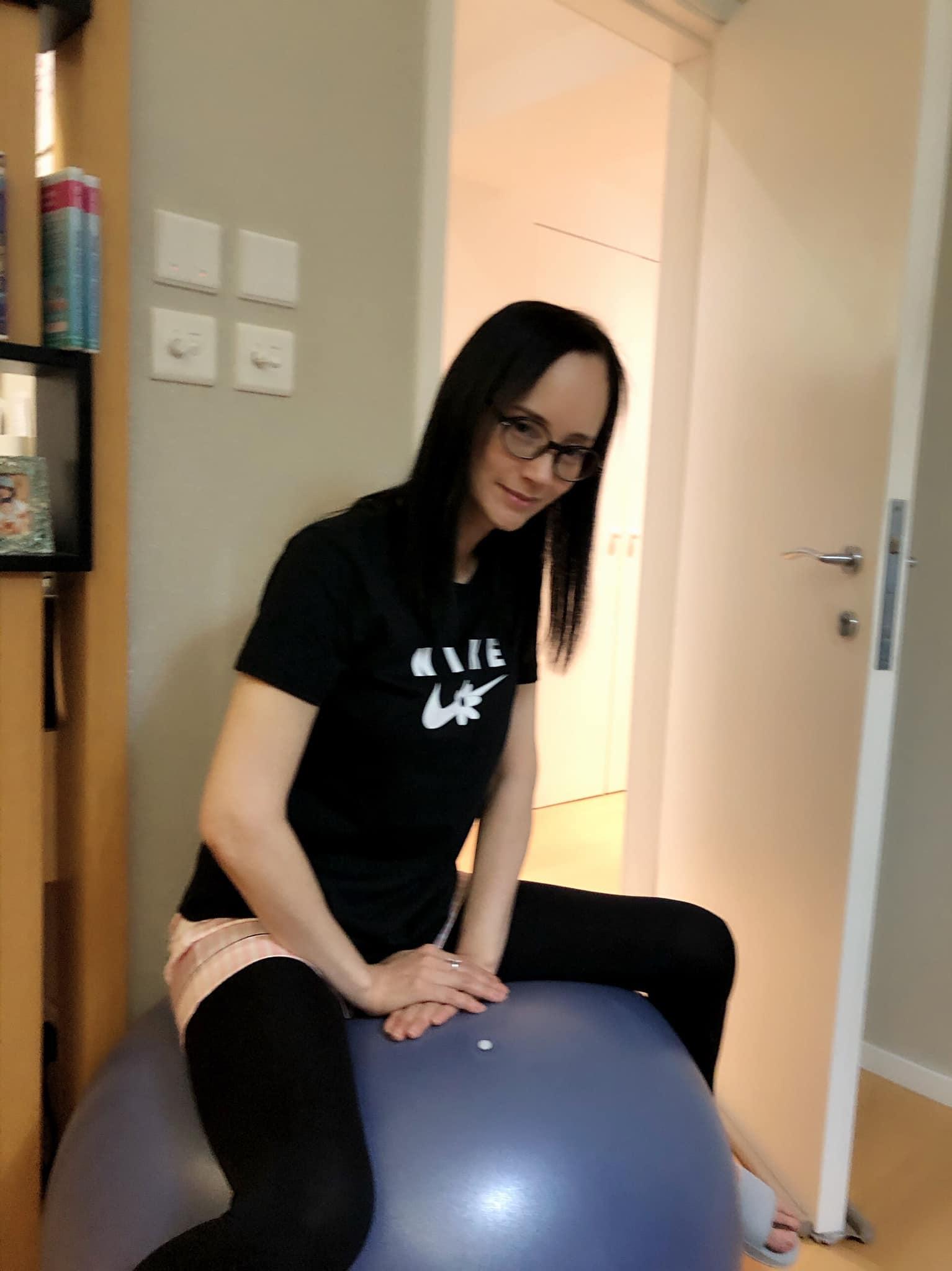 鄭艷麗曾經是90年代三級片女星,息影後她曾經在麥當勞打工。