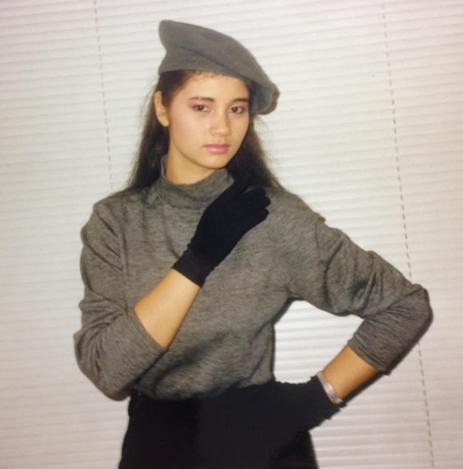 鄭艷麗生於越南,當年參加《1988銀河接力大賽》成為TVB藝員。