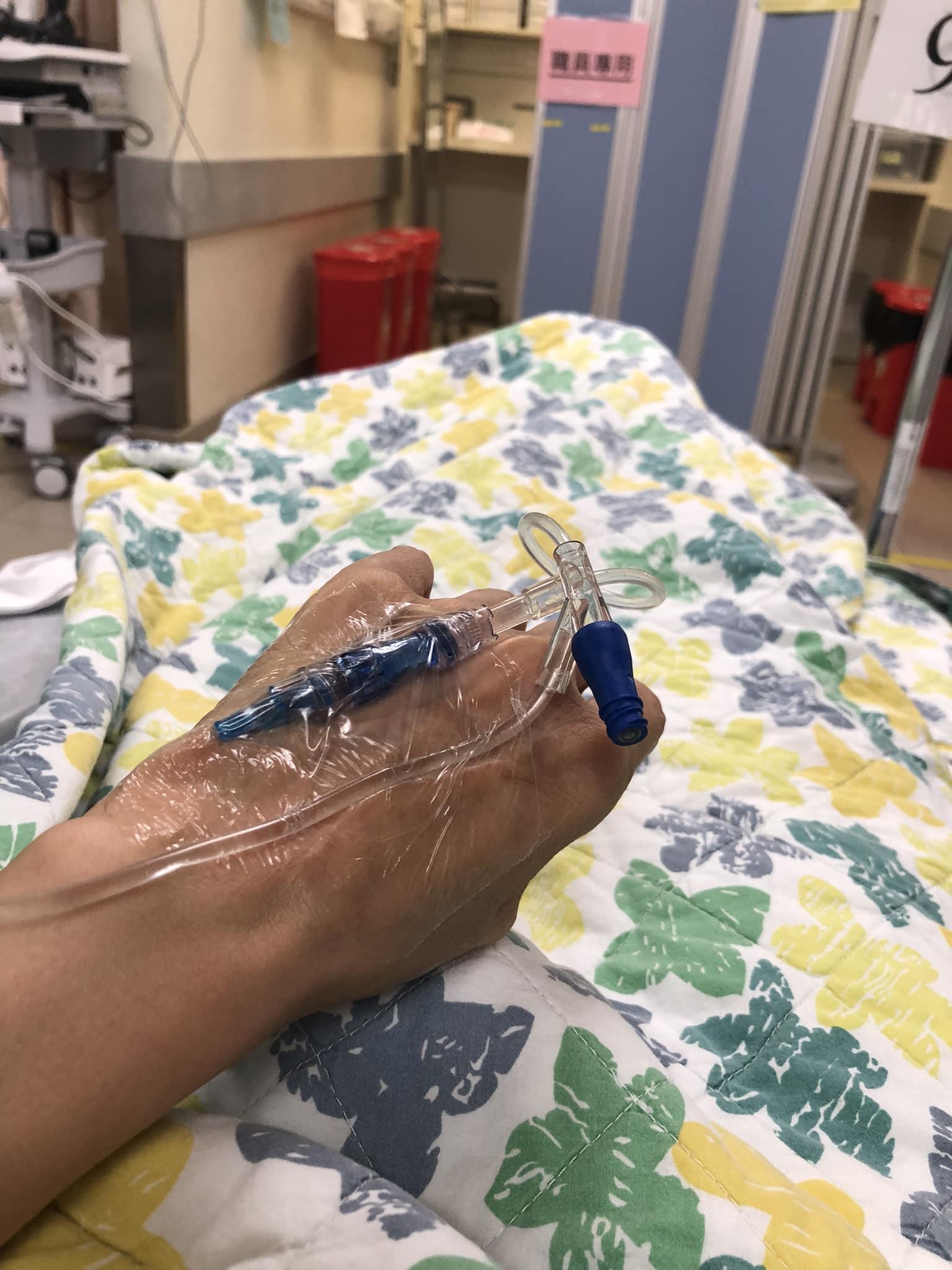 鄭艷麗昨日在Facebook上載一張手上插喉的照片。