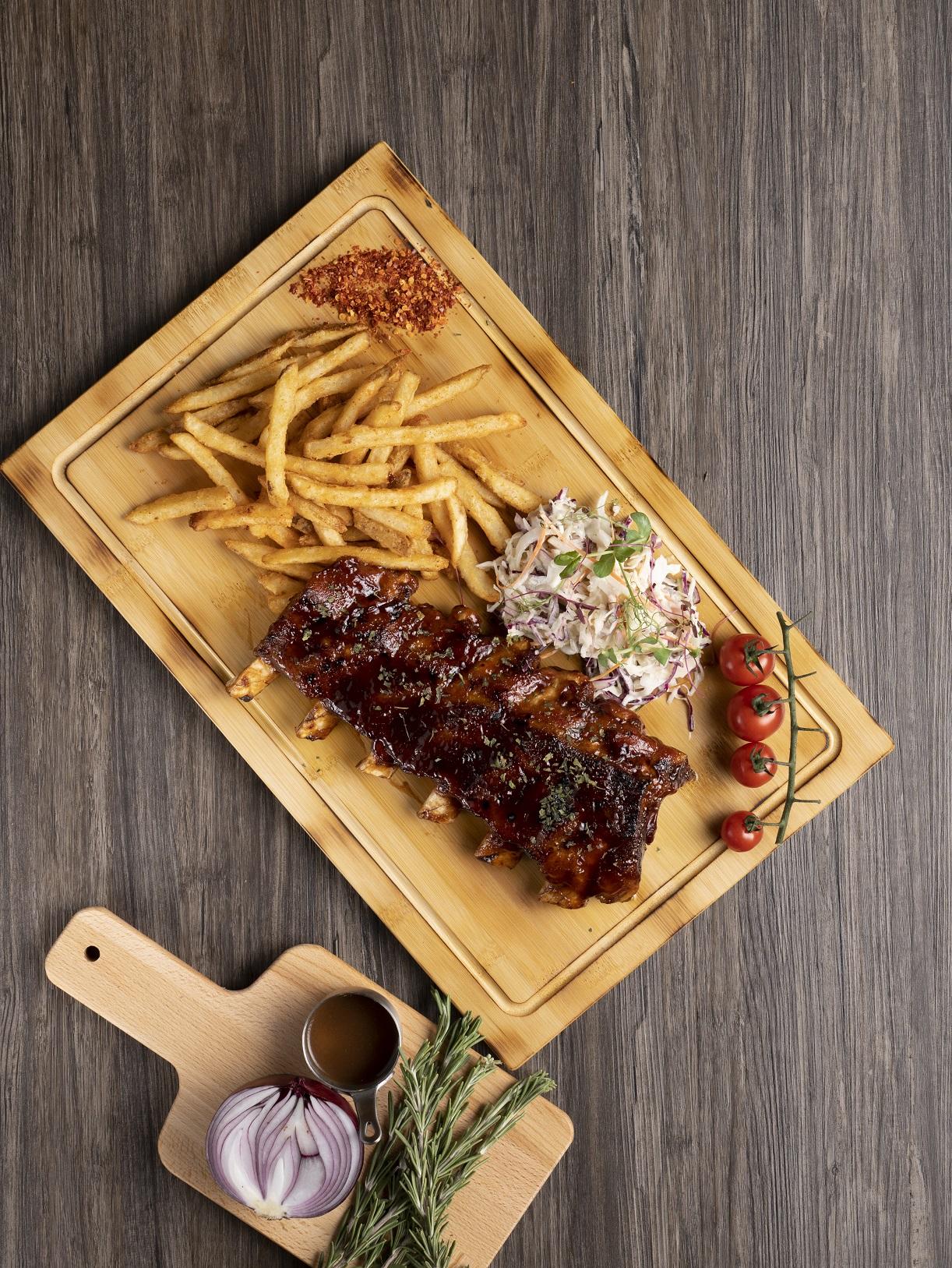 醬燒豬肋骨 配 蘋果沙律及薯條