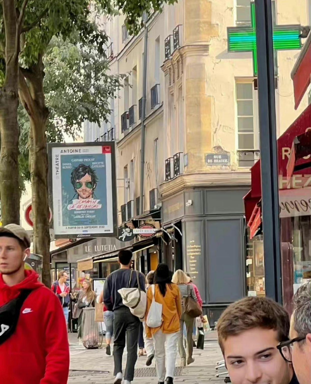 金宇彬拖申敏兒離開時,特別走向該大陸網民並打招呼講再見。