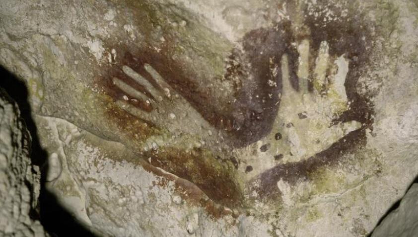 洞穴壁有手印。(互聯網)