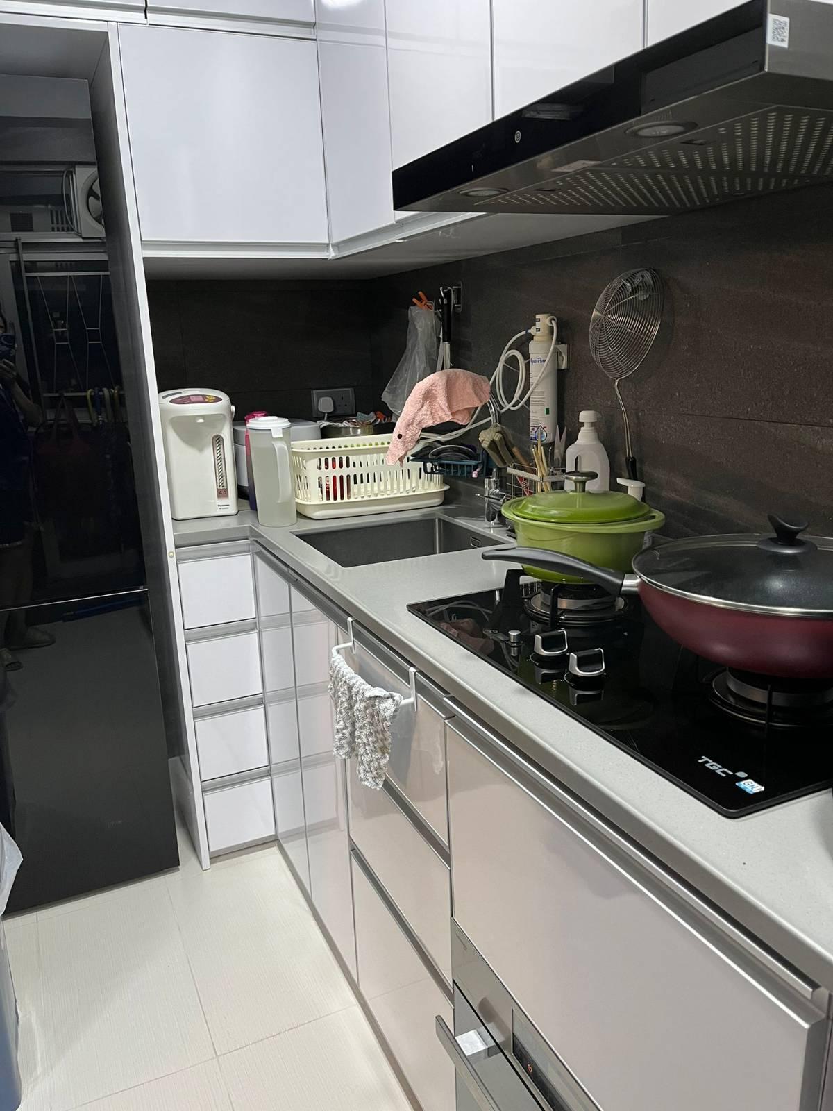 廚房位於大門入口的左手邊,間隔呈長方形設計,廚櫃新淨實用。