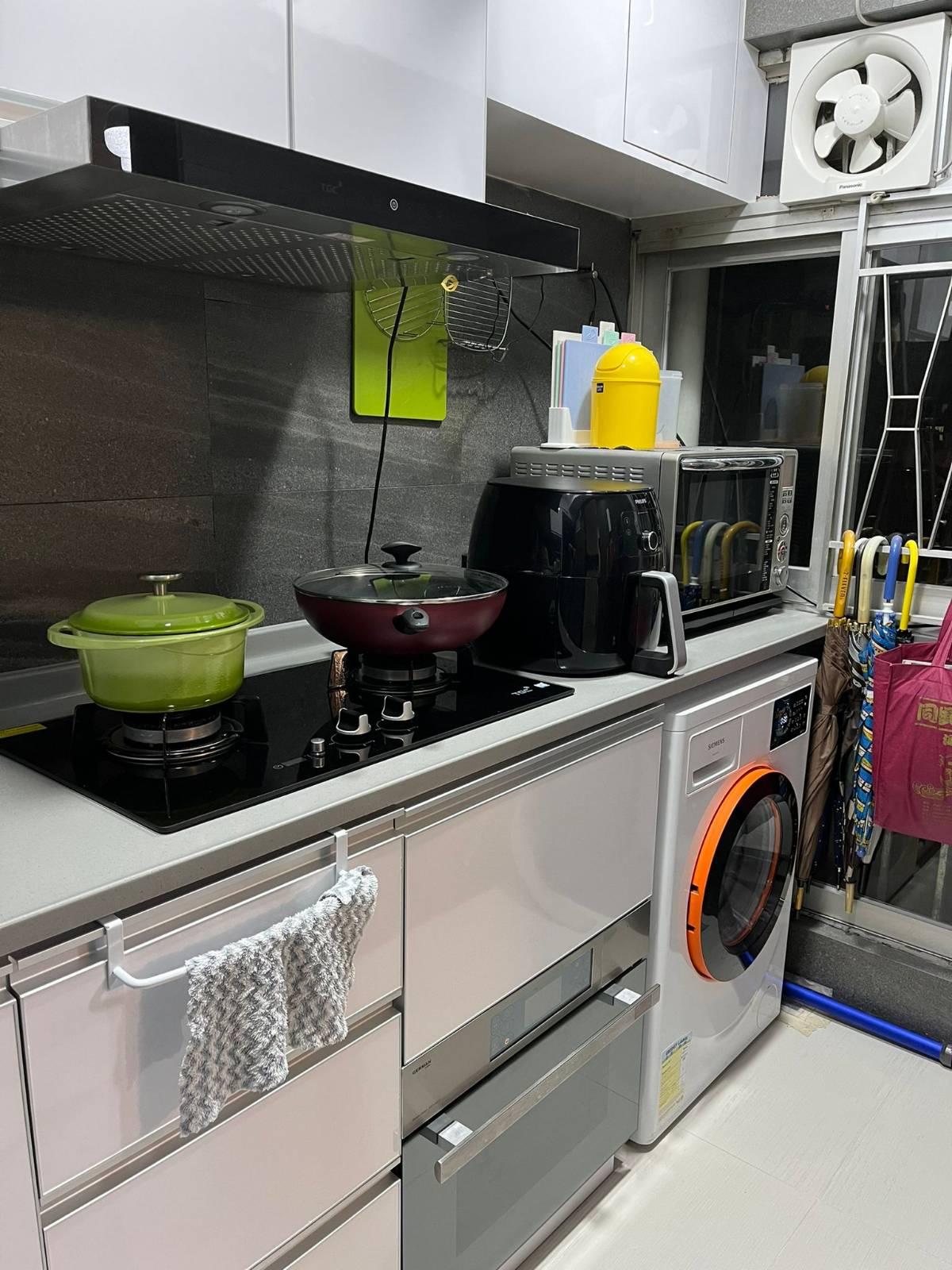 廚房位於大門入口的左手邊,間隔呈長方形設計,廚櫃新淨實用。