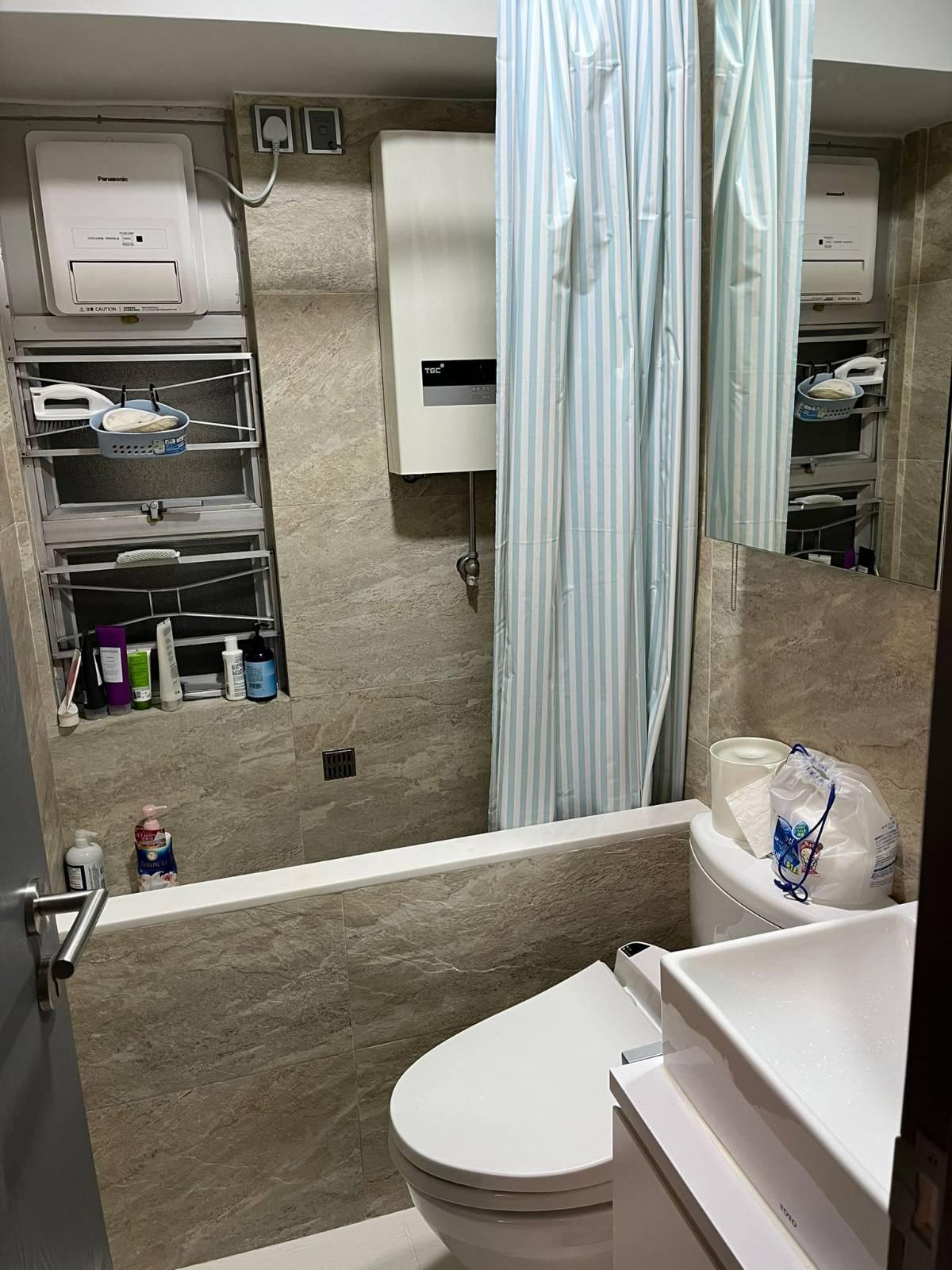 浴室採用易於清潔兼不易弄污的磚牆設計,效果美觀。