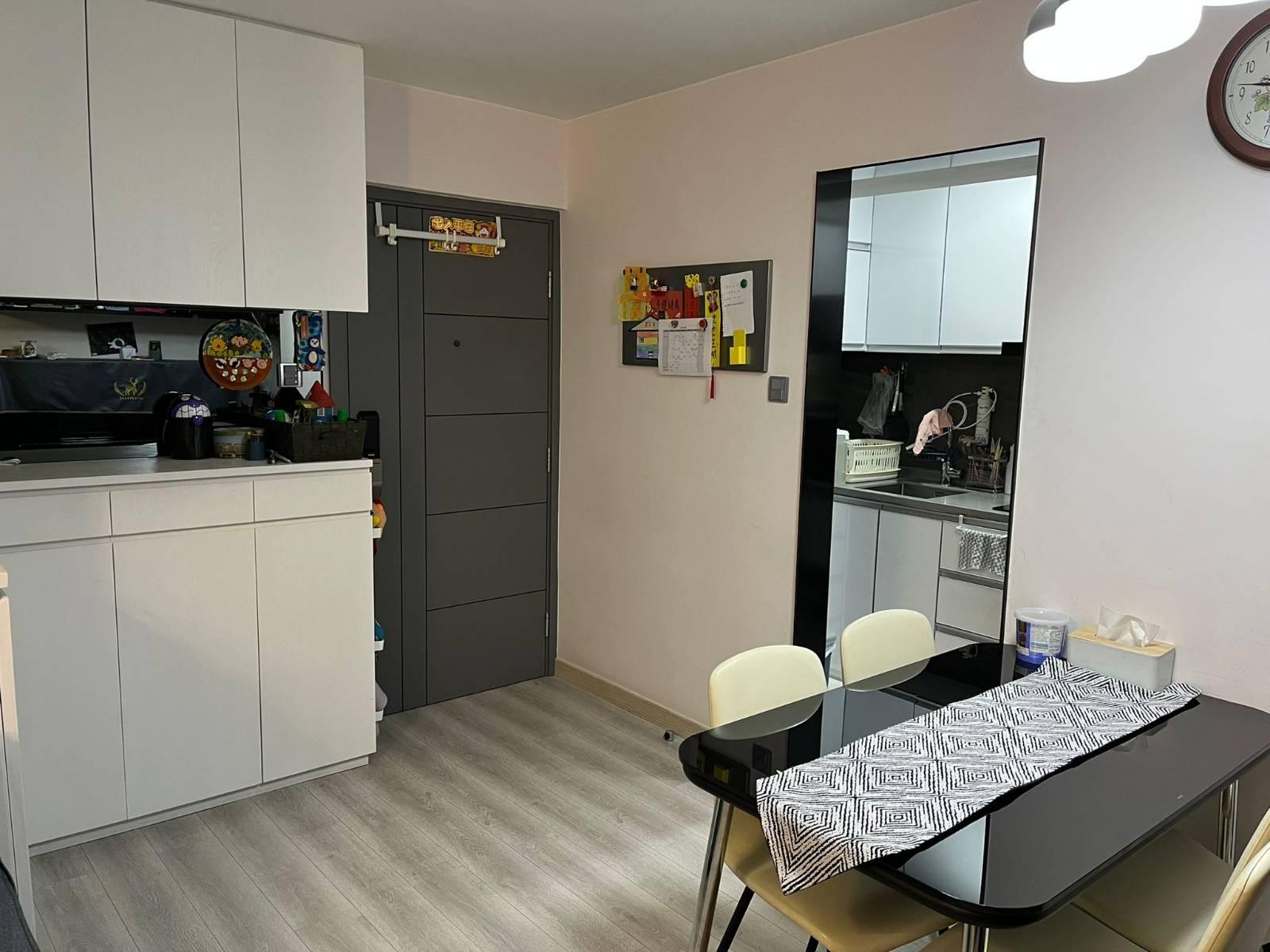 大門玄關位不大,空間實用四正。