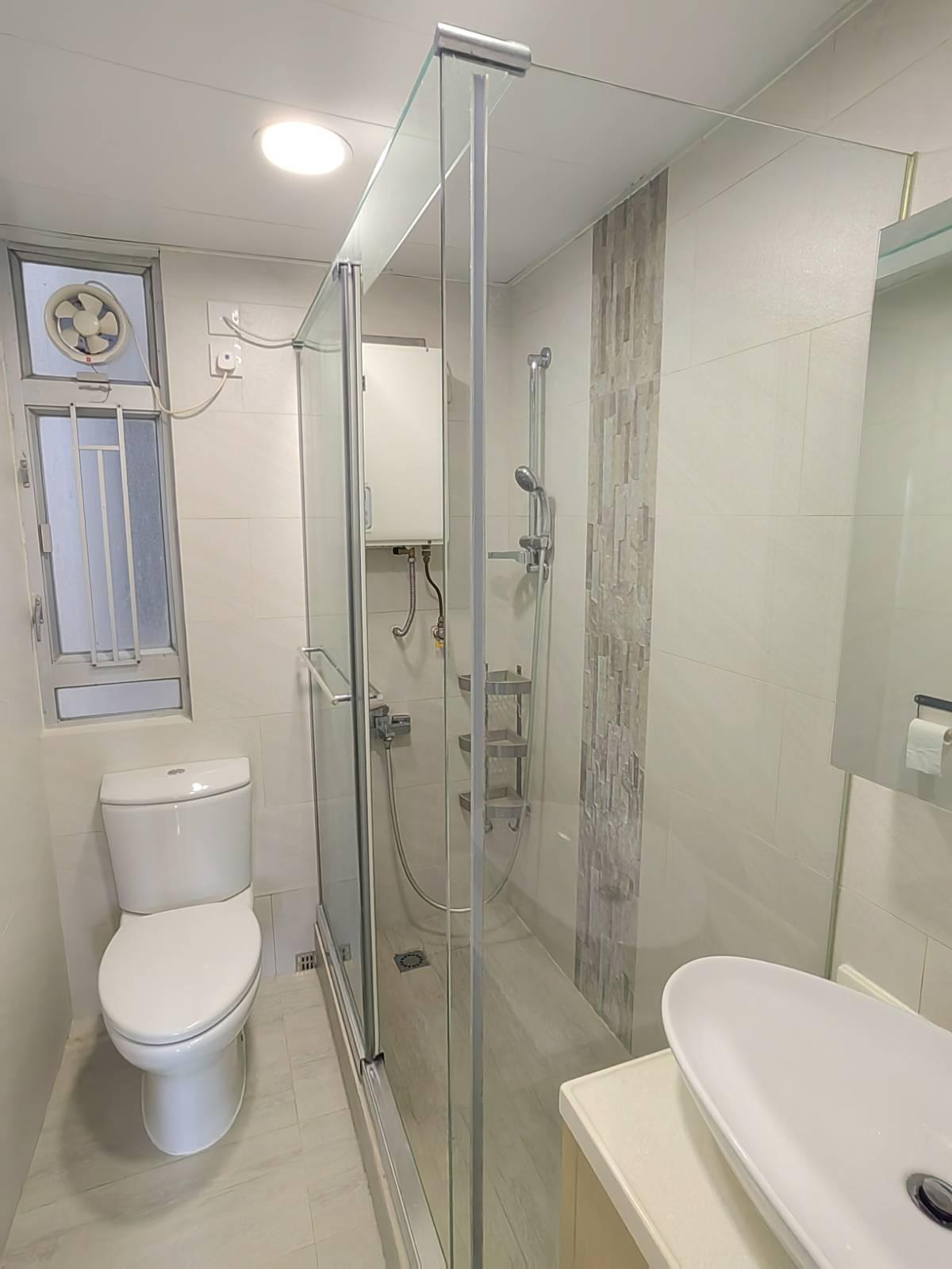 非黑廁的浴室,以米色為主調,配以透明玻璃企缸,裝修簡約整潔。