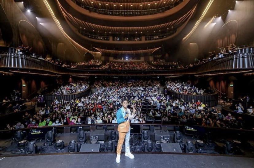 黃凱芹去年於西九戲曲中心大劇院舉行演唱會,是首位在該會地開騷的流行歌手。