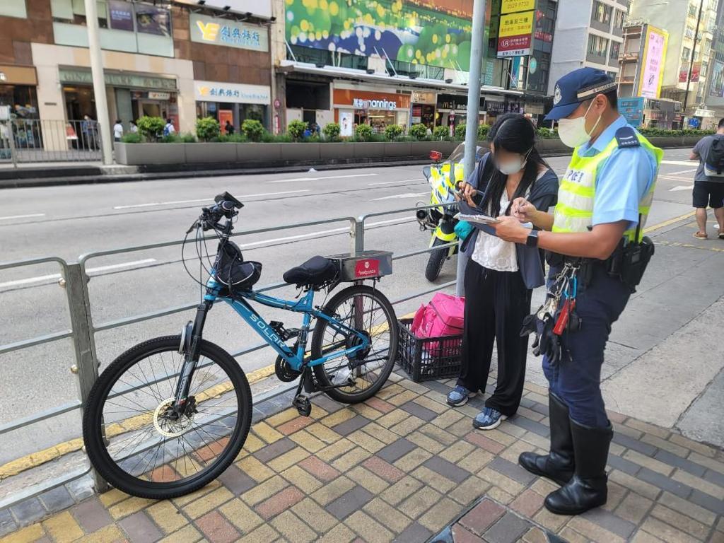 警方亦向47名單車騎手發出傳票,違例事項主要是沒有遵從交通燈號或交通標誌規定及行人路上策騎。(警方圖片)