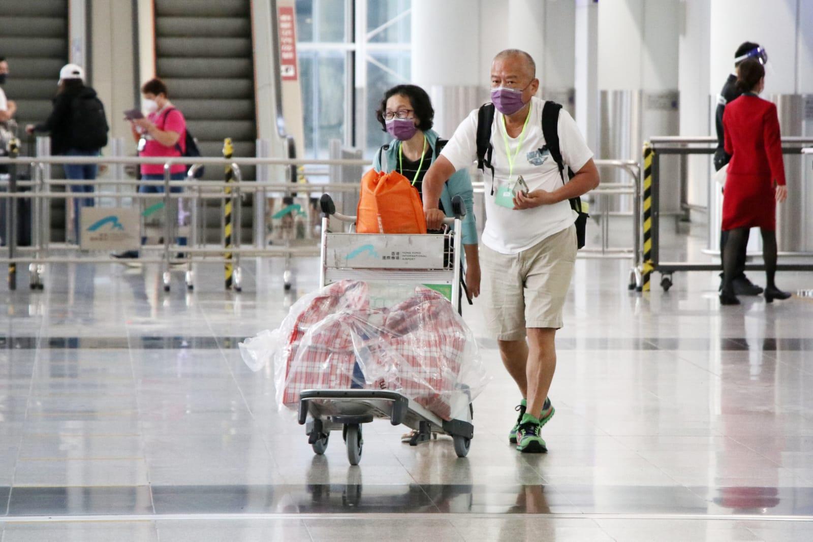 首班在「0+3」實施後抵港航班來自台北,整班機不足10人。(林俊源攝)