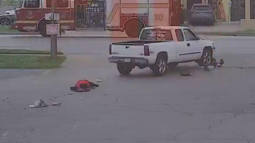 卡車不但沒有停車,更將對方輾過。(Twitter)