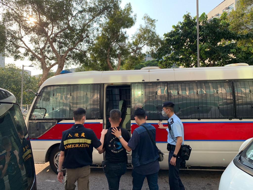 警方聯同入境事務處人員,進行反非法勞工聯合行動,突擊搜查區內多個罪案黑點。(警方圖片)