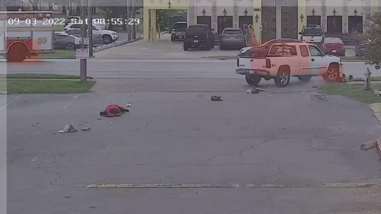 卡車拖行輪椅一段距離後輾過駛離。(Twitter)