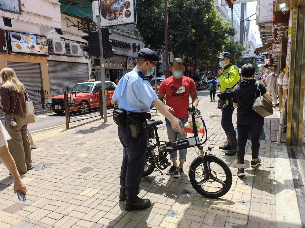警方亦向47名單車騎手發出傳票,違例事項主要是沒有遵從交通燈號或交通標誌規定及行人路上策騎。(警方圖片)