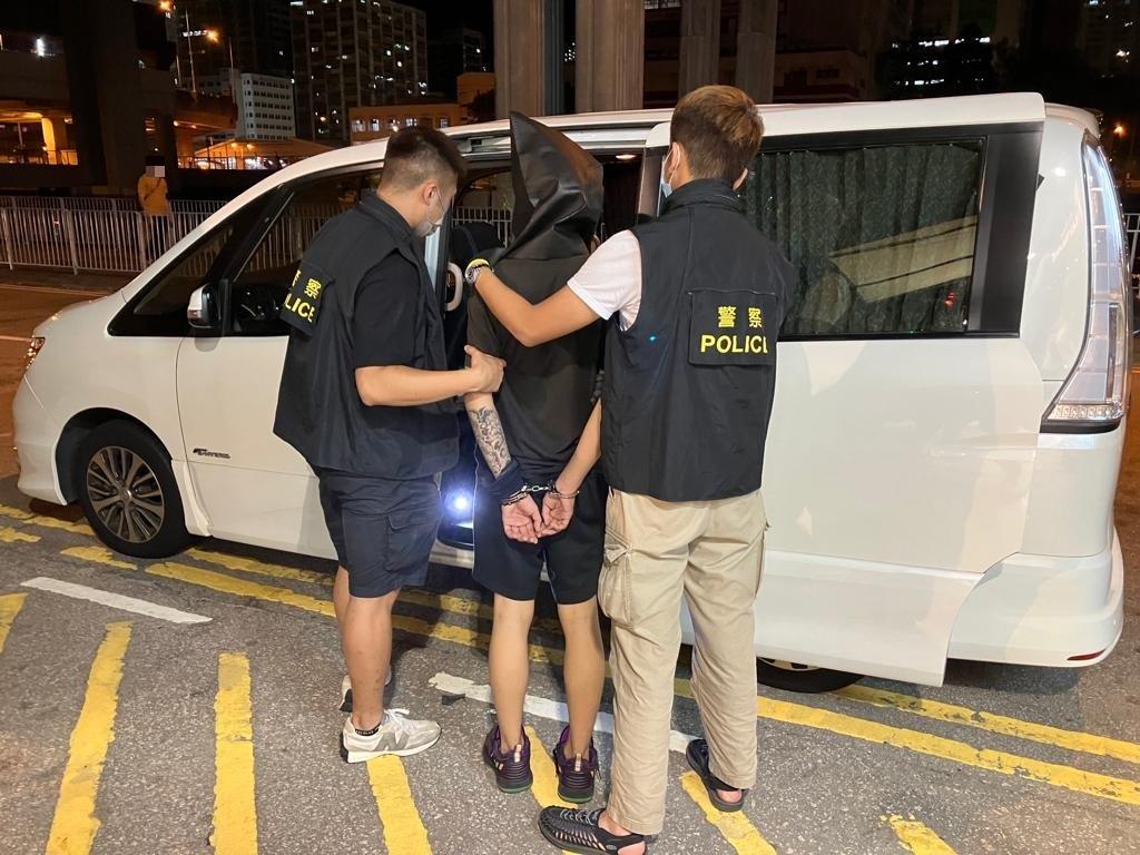 屯門16歲少年涉販毒被捕,檢獲7.3萬元毒品。(警方圖片)