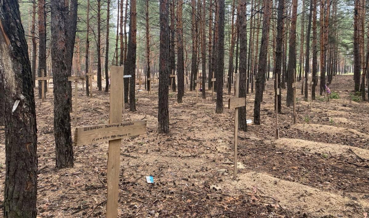 亂葬崗埋葬約440人,其中有10多具遺體相信是烏克蘭軍人。(Twitter)