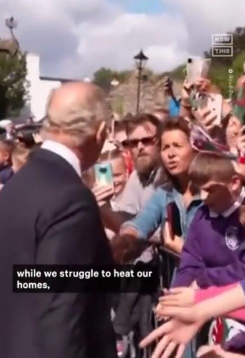 那男子站在群眾中,趁查理斯走近時質問。(Twitter)