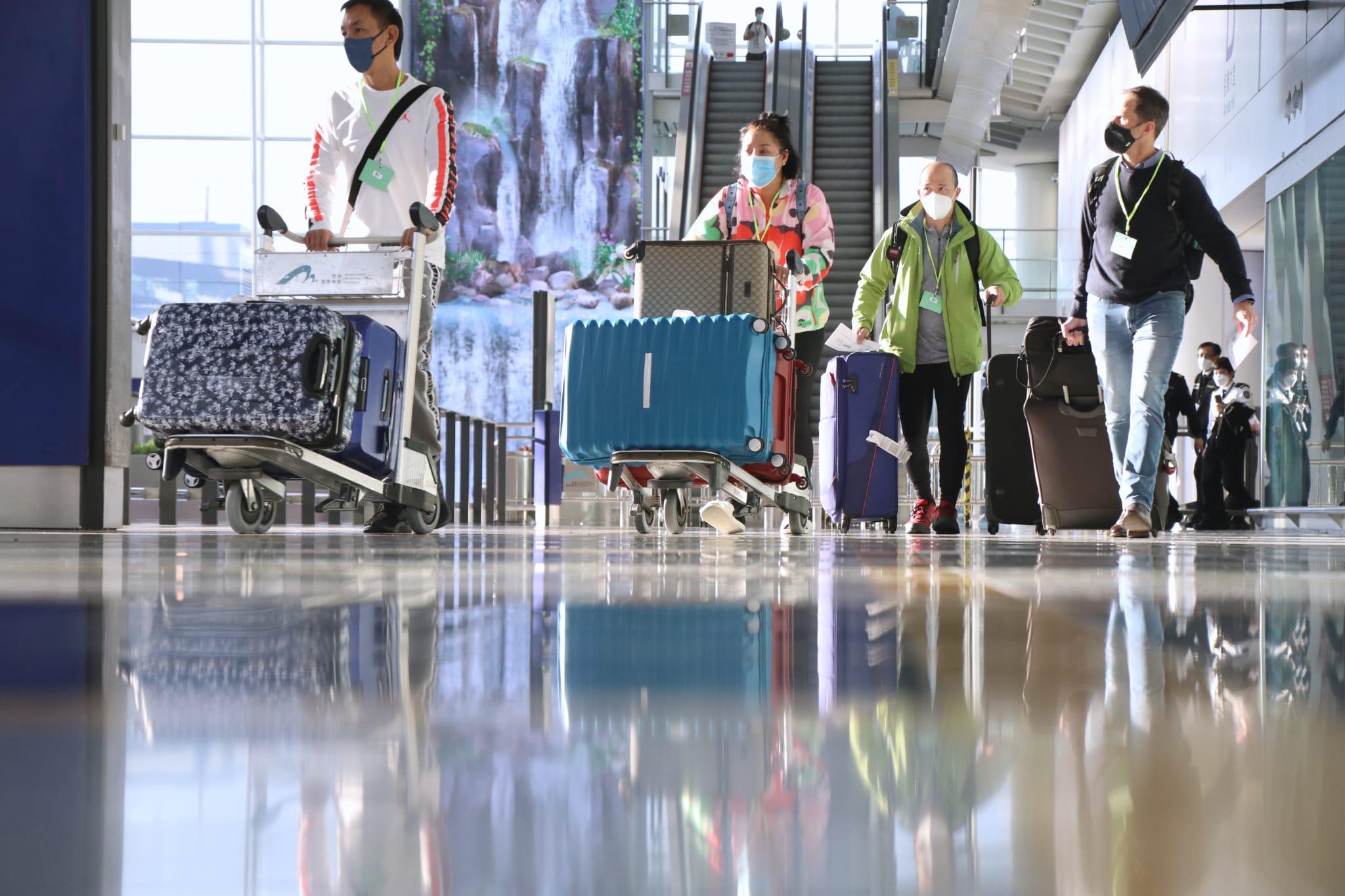 首班在「0+3」實施後抵港航班來自台北,整班機不足10人。(林俊源攝)