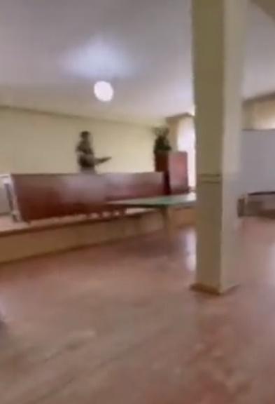 25歲青年闖進士兵招募站以一支鋸短了的散彈槍,近距離射擊一名軍官。(Twitter)