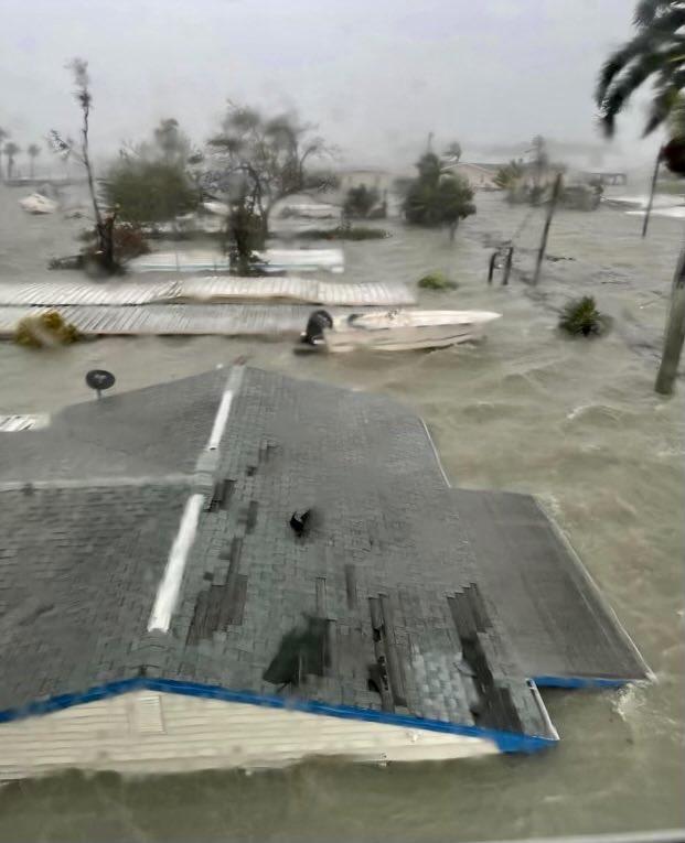 佛州多處水浸。(Twitter)