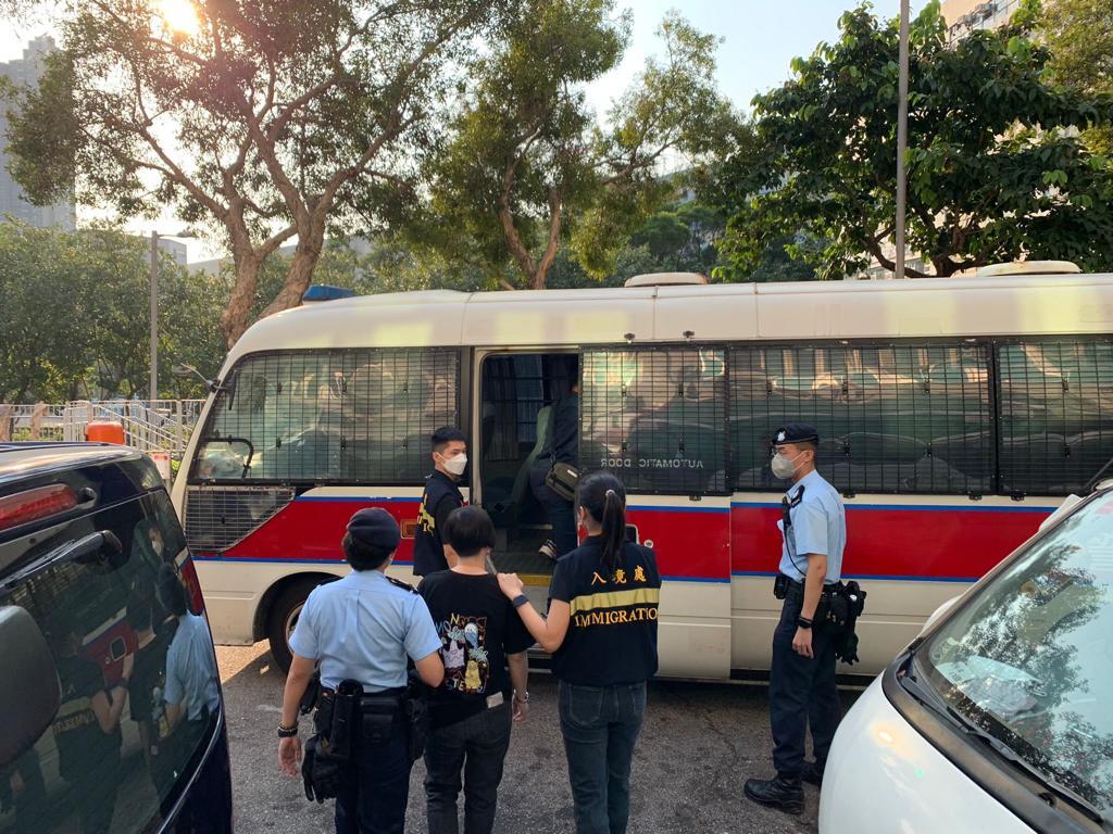 警方聯同入境事務處人員,進行反非法勞工聯合行動,突擊搜查區內多個罪案黑點。(警方圖片)