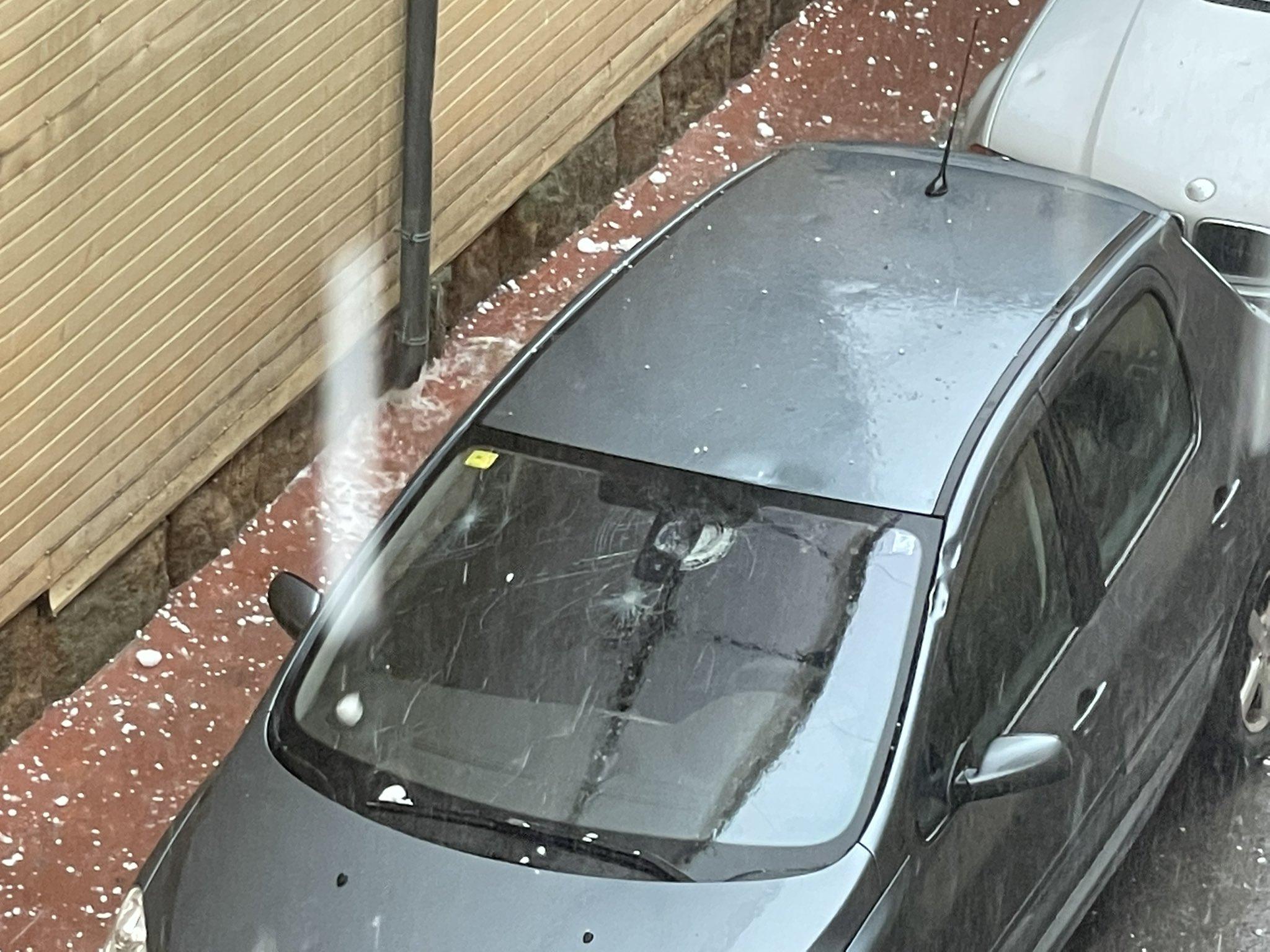 冰雹直徑最大達到10厘米有「拳頭咁大」。(Twitter)